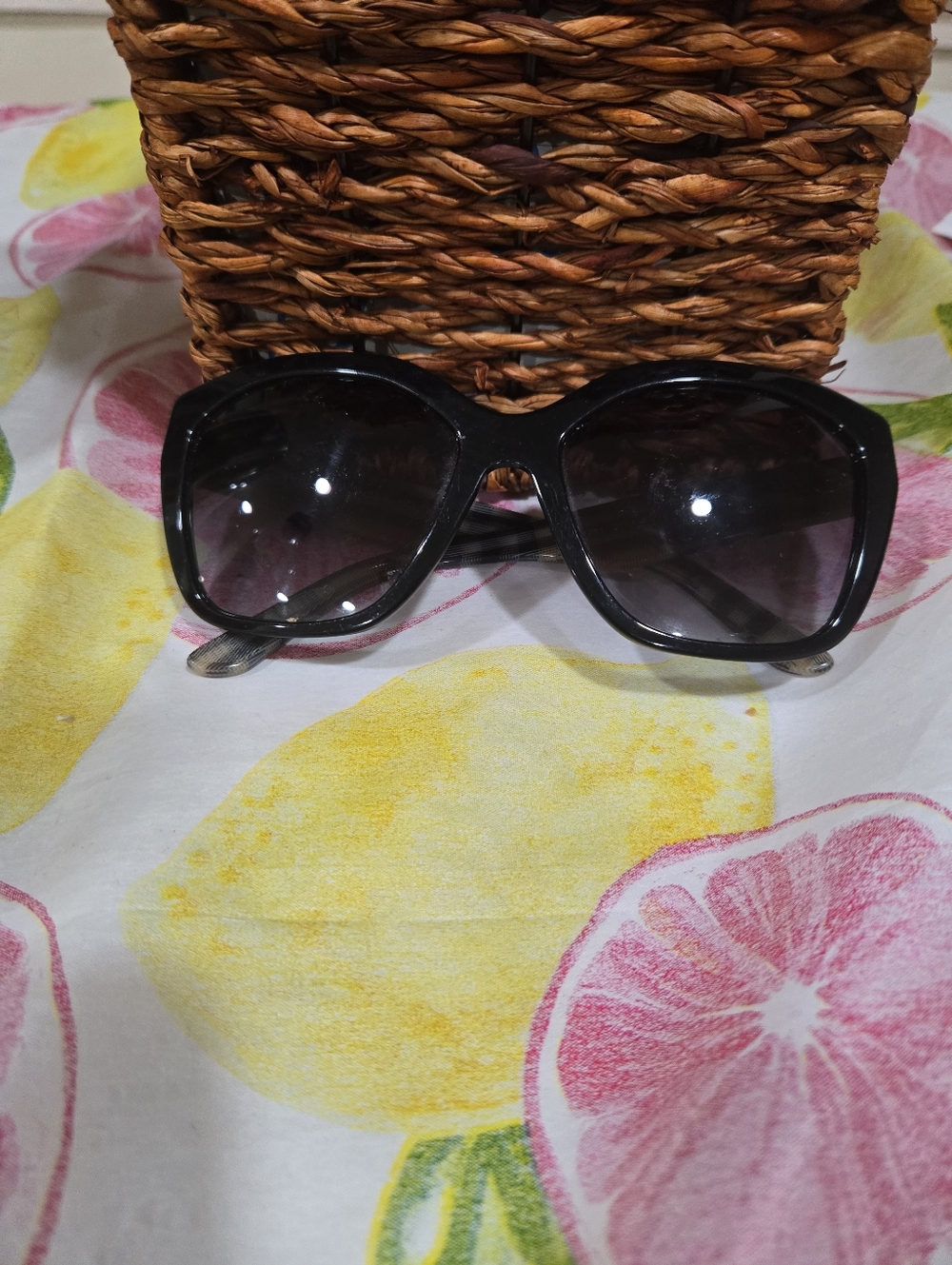 Women’s Sunglasses - Stylish UV Shades
